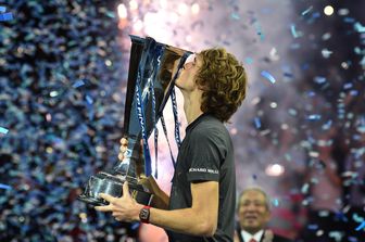 Alexander Zverev bacia il trofeo dopo la vittoria su Novak Djokovic nella finale dei ATP Finals alla O2 Arena di Londra nel 2018&nbsp;