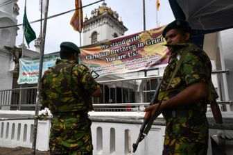 Soldati dell'esercito dello Sri Lanka a protezione di una moschea nel giorno della preghiera del venerd&igrave;