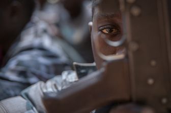 Un bambino soldato del Sudan