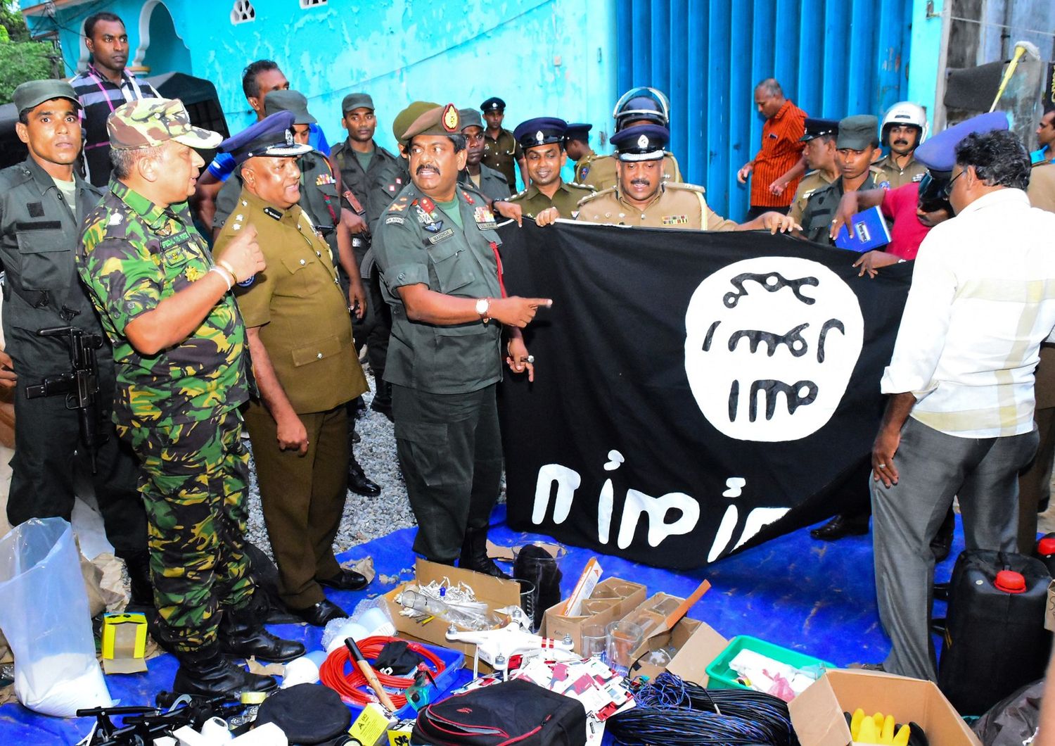 Una bandiera dell'Isis sequestrata nel covo preso d'assalto dalle forze di sicurezza dello Sri Lanka