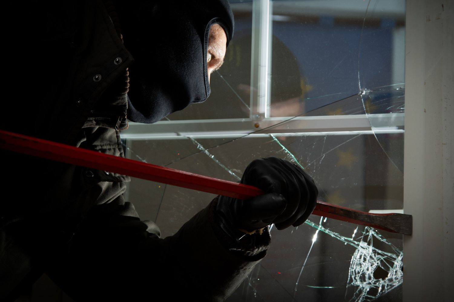 Un ladro scassina la porta di una casa