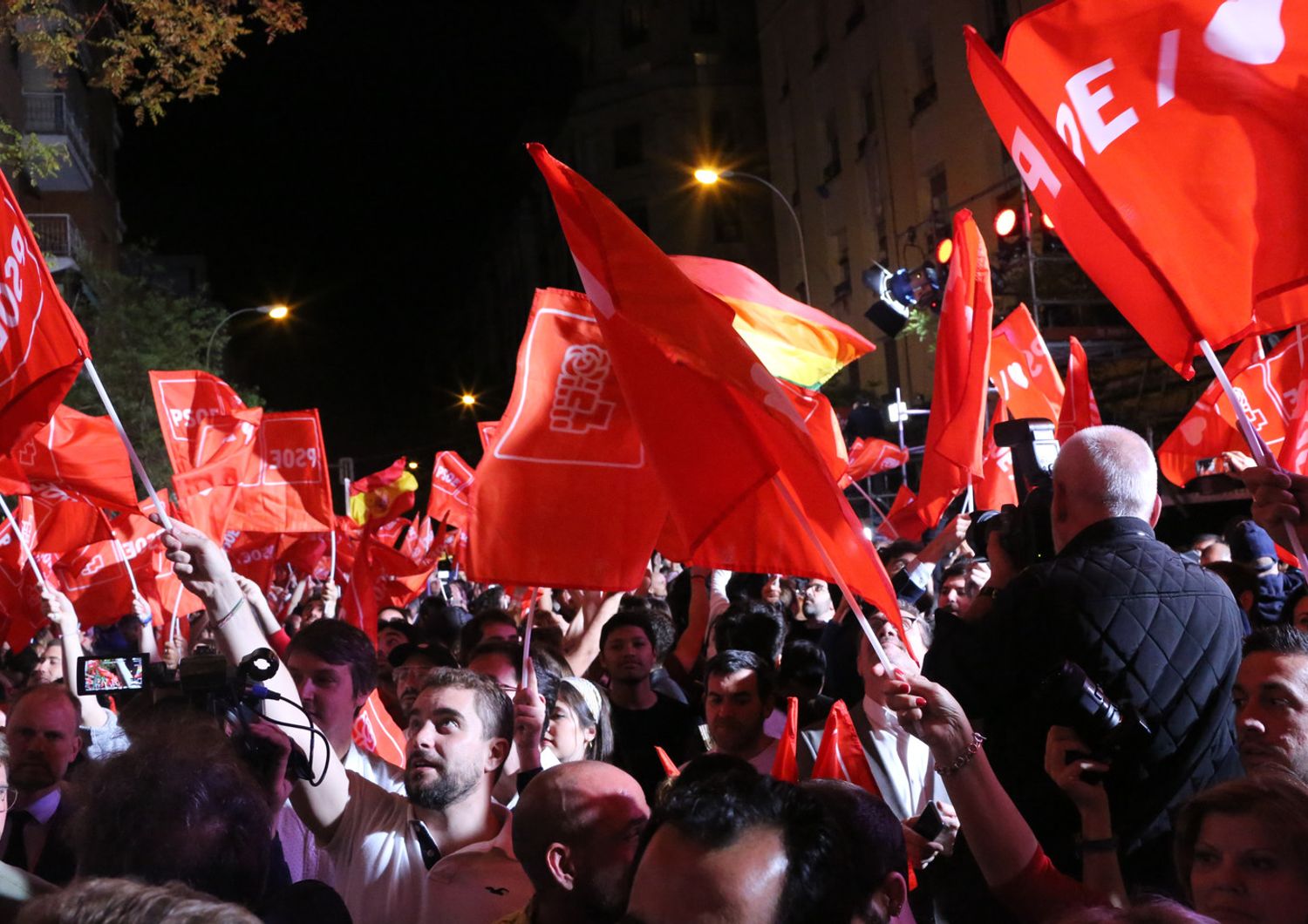 Socialisti in festa dopo l'esito delle elezioni in Spagna