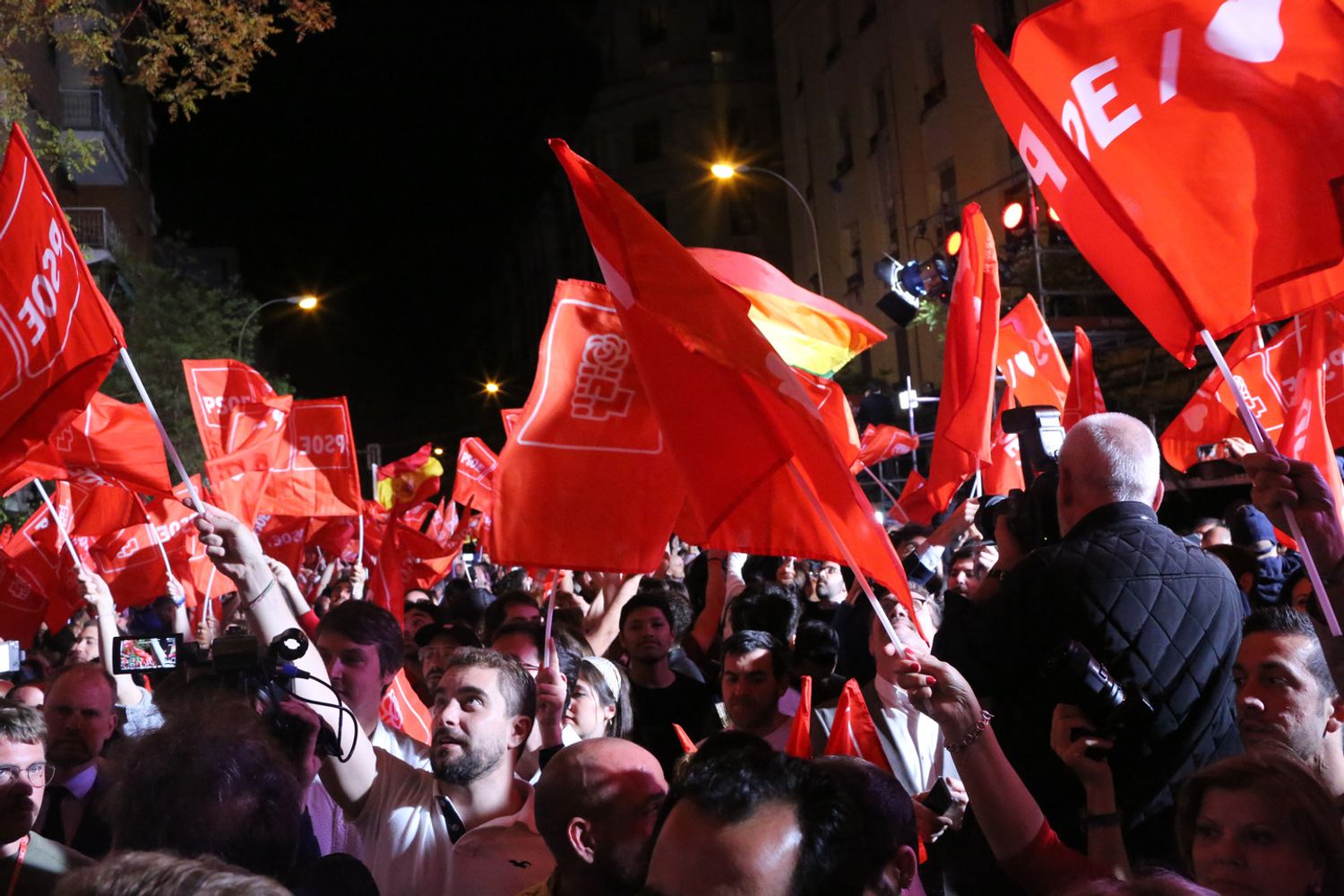 Socialisti in festa dopo l'esito delle elezioni in Spagna