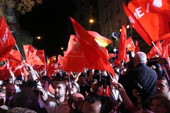 Socialisti in festa dopo l'esito delle elezioni in Spagna