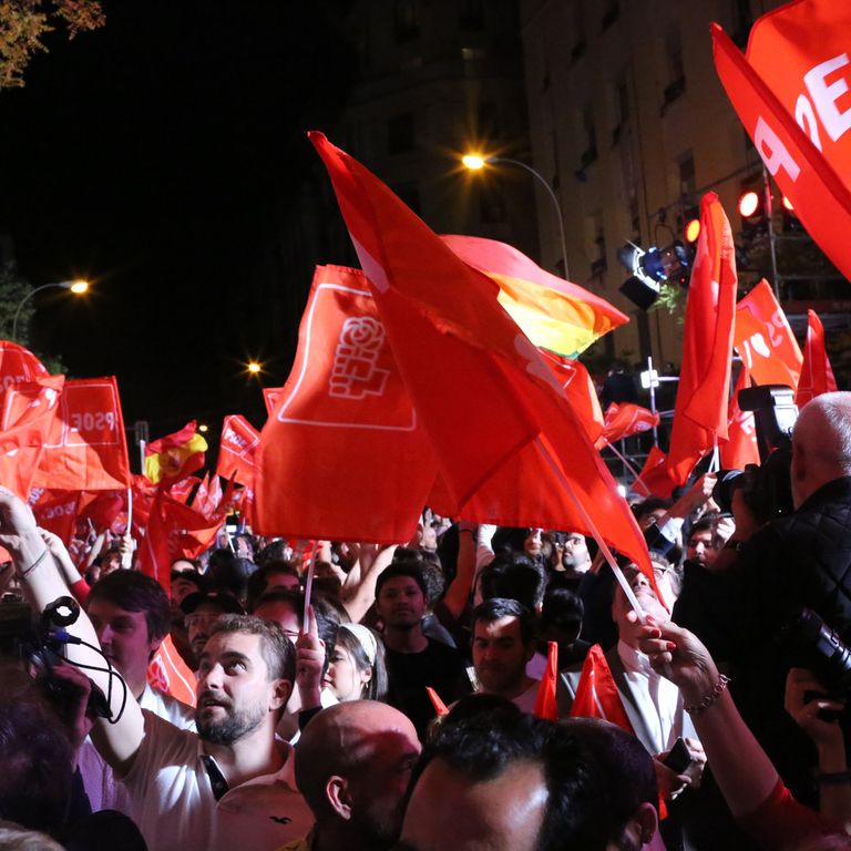 Socialisti in festa dopo l'esito delle elezioni in Spagna