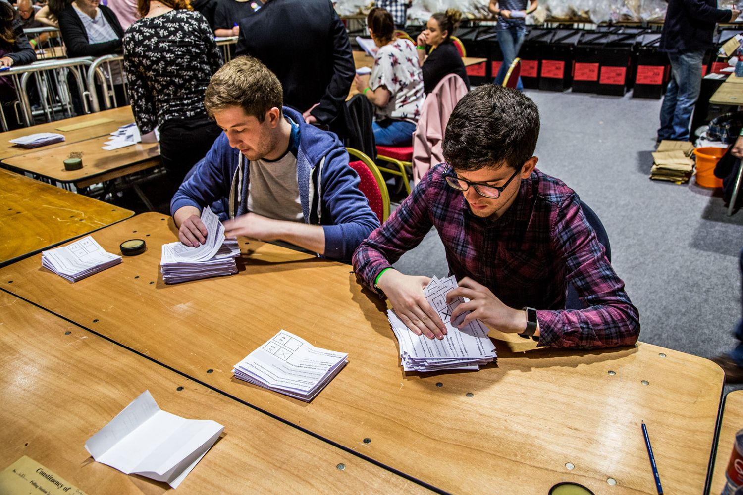 Scrutatori in azione durante il referendum sull'aborto nel maggio del 2018