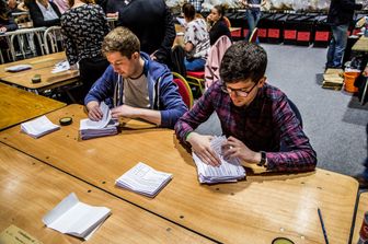 Scrutatori in azione durante il referendum sull'aborto nel maggio del 2018