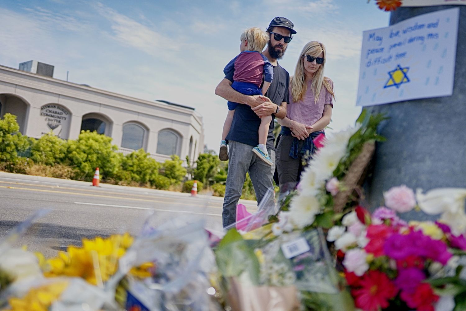 Una famiglia prega per le vittime dell'attacco alla sinagoga di Poway