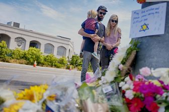 Una famiglia prega per le vittime dell'attacco alla sinagoga di Poway