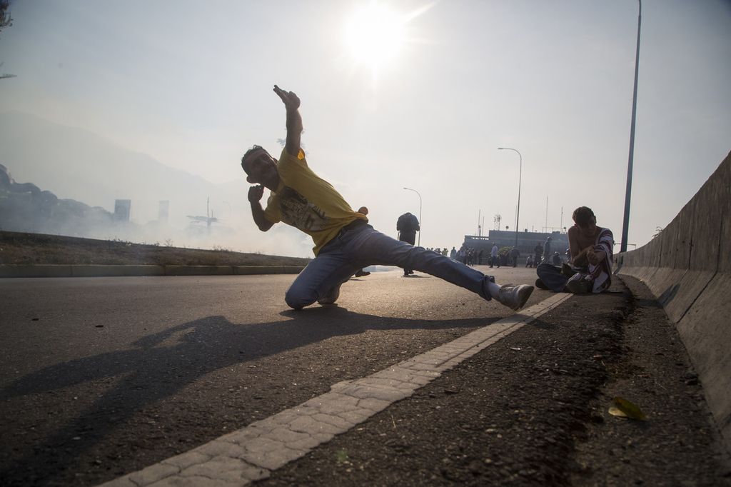 Un momento degli scontri tra polizia e manifestanti a Caracas