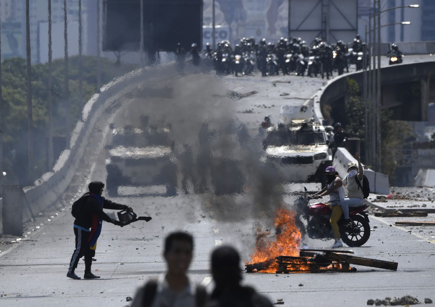 Un momento degli scontri tra polizia e manifestanti a Caracas