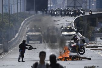 Un momento degli scontri tra polizia e manifestanti a Caracas