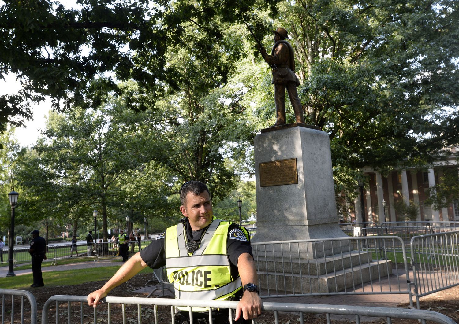 Un poliziotto all'interno del Capus&nbsp;North Carolina (Unc)