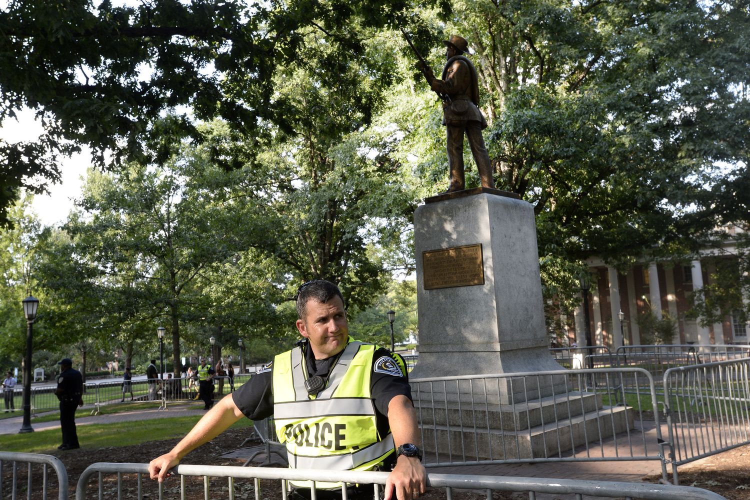 Un poliziotto all'interno del Capus&nbsp;North Carolina (Unc)