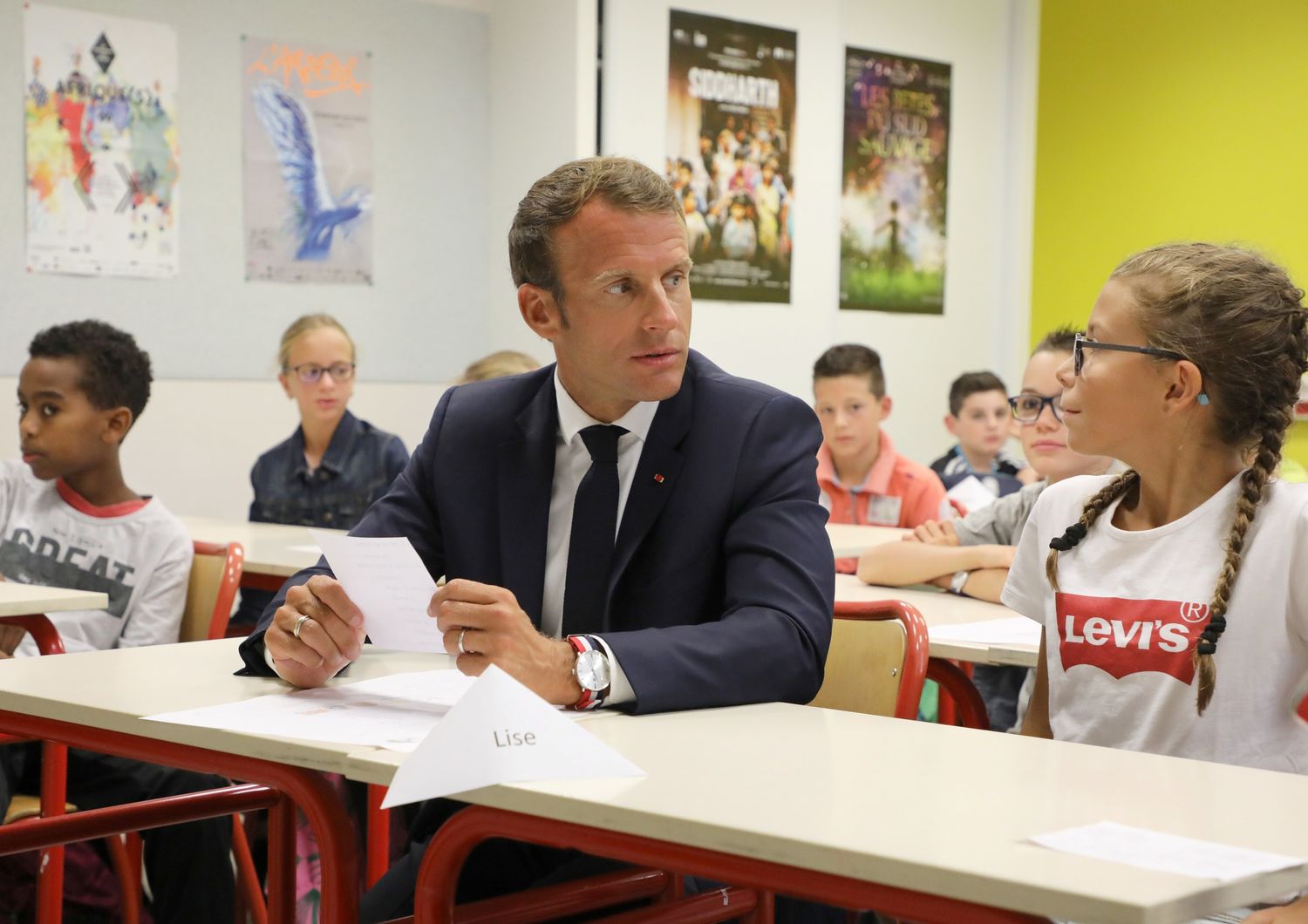 Il presidente Macron in visita ad una scuola di Parigi&nbsp;