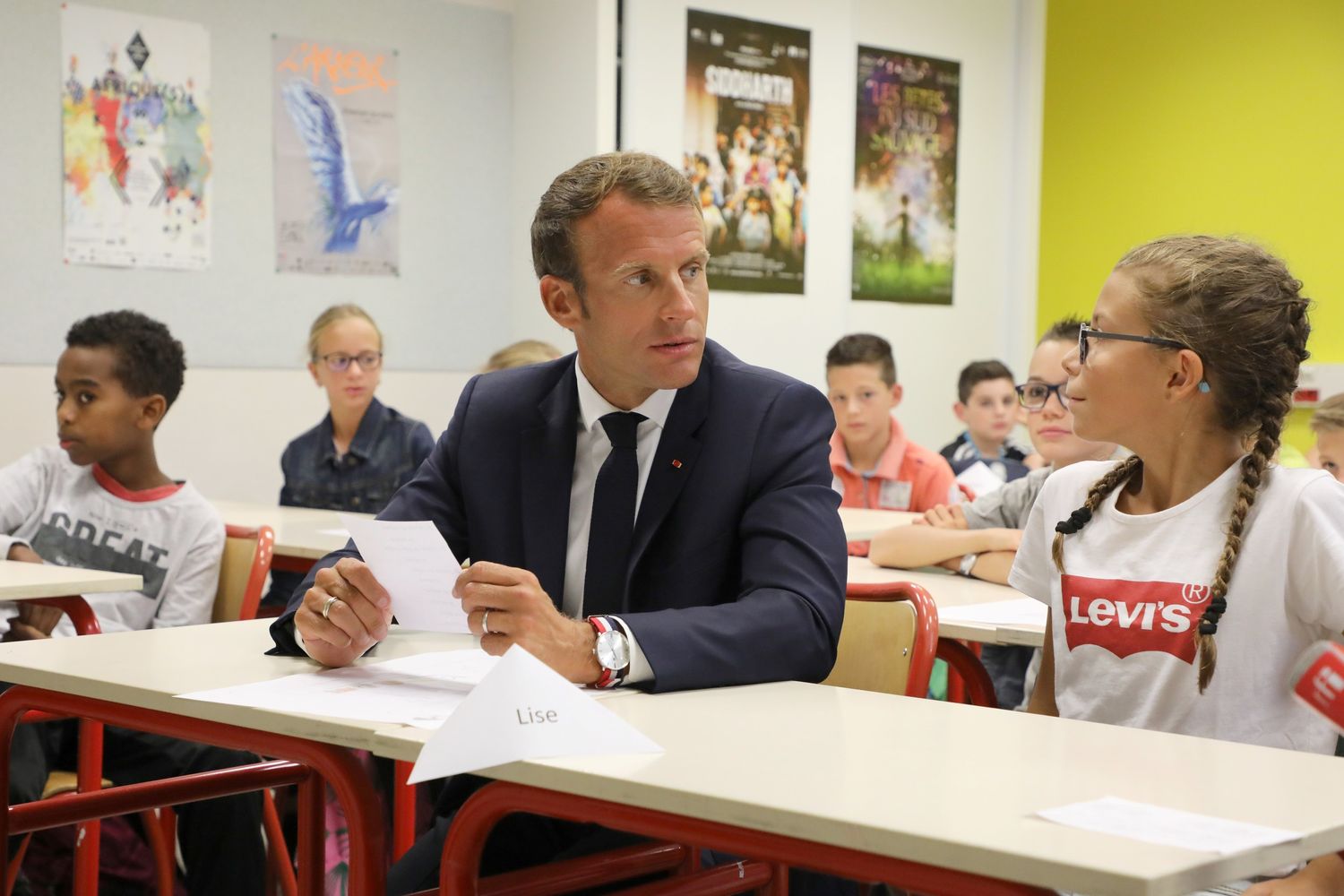 Il presidente Macron in visita ad una scuola di Parigi&nbsp;