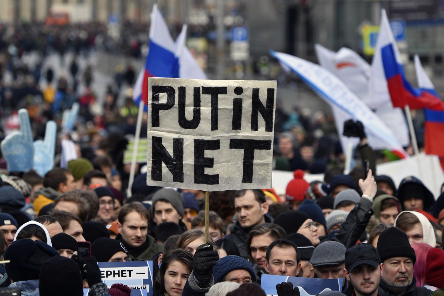 Proteste a Mosca contro la riforma di internet voluta da Putin