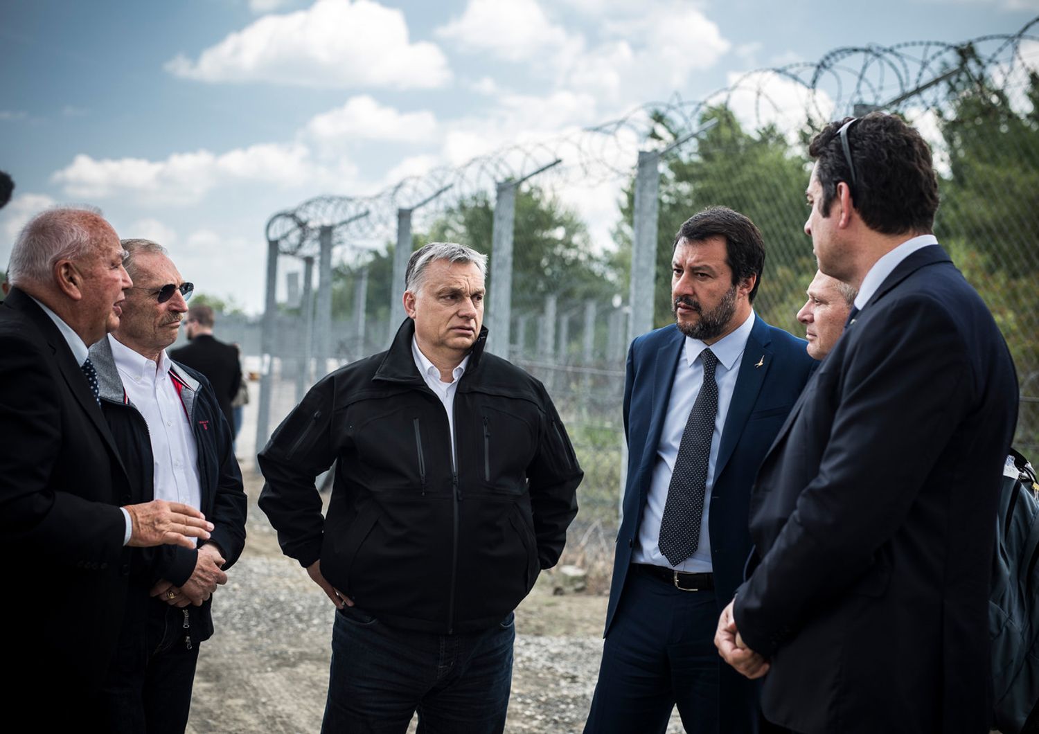 Orban e Salvini, durante un recente sopralluogo sotto alle barriere di filo spinato in Ungheria