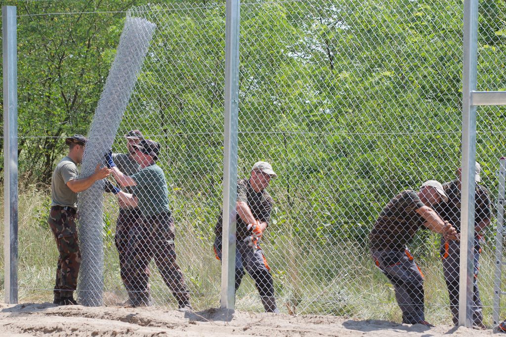 Il muro di filo spinato al confine tra Ungheria e Serbia