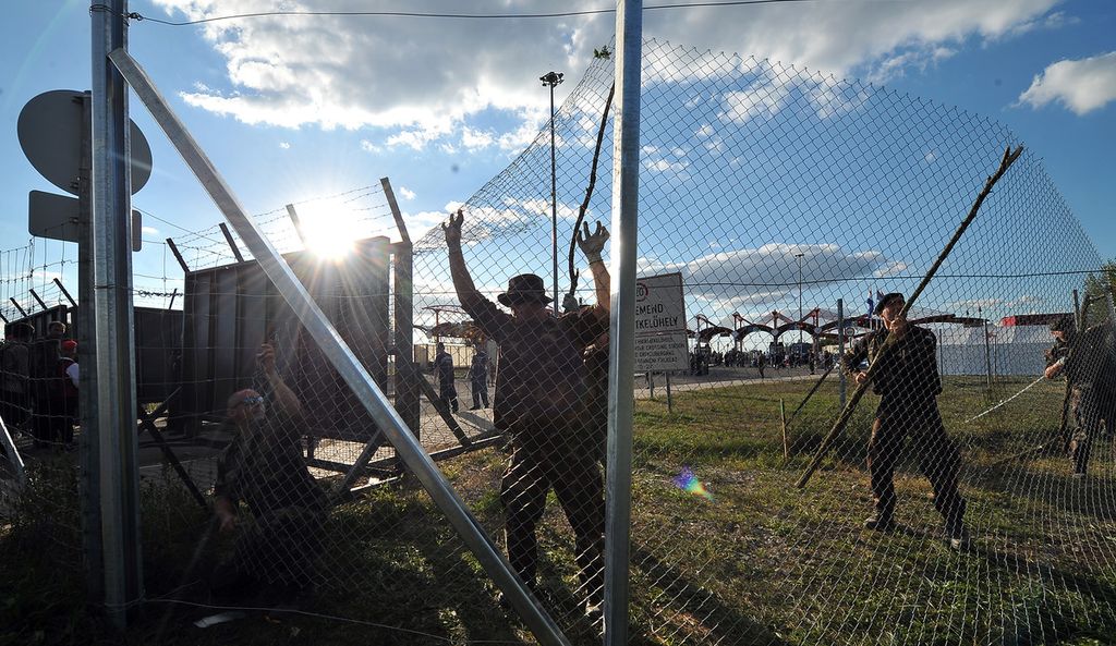 Il muro di filo spinato al confine tra Ungheria e Croazia