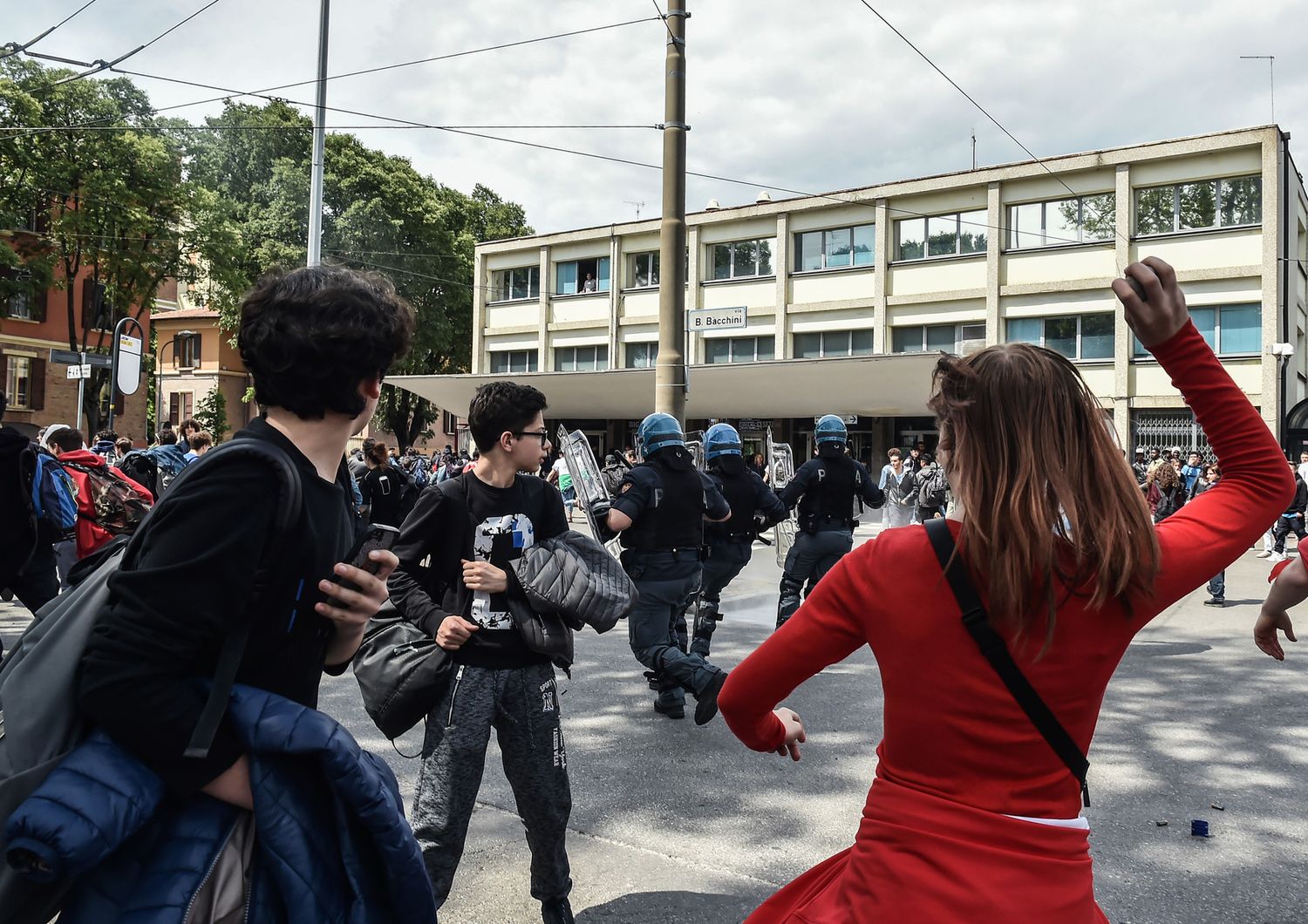 salvini modena scontri polizia sassaiola