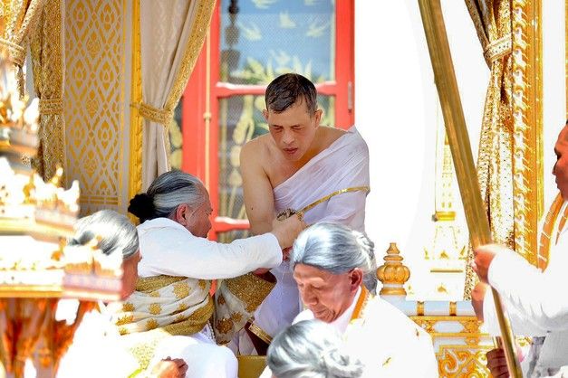 Riti di purificazione per l'incoronazione di Rama X re della Thailandia (Albert Nieboer/AFP)