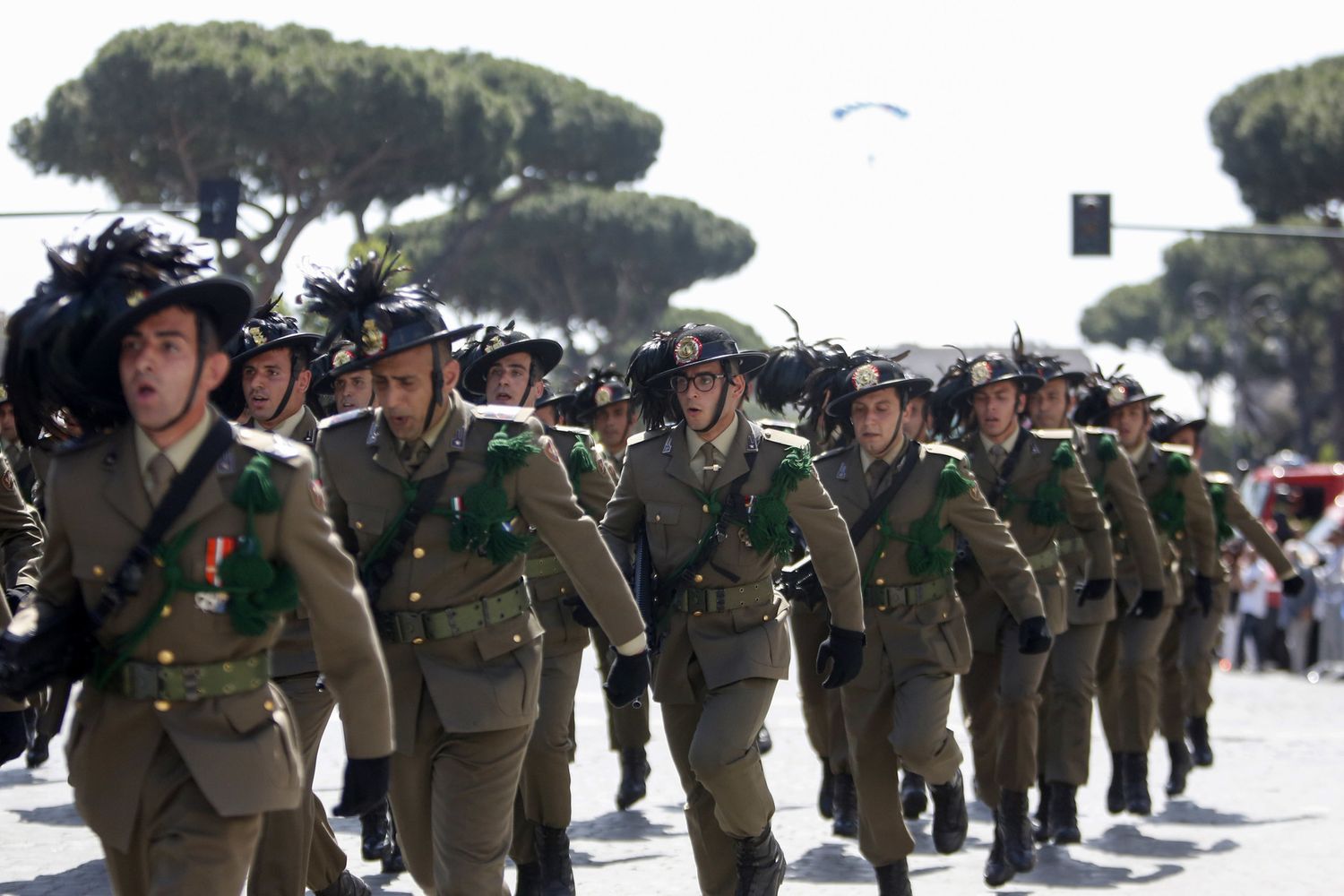 La fanfara dei bersaglieri sfila lungo i Fori Imperiali