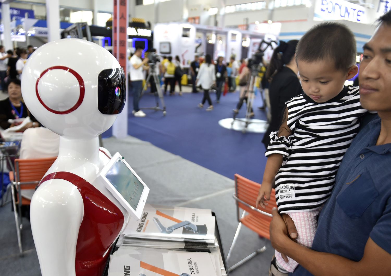 Un modello di robot Xiao Ai esposto alla fiera della tecnologia di Shenyang, in Cina