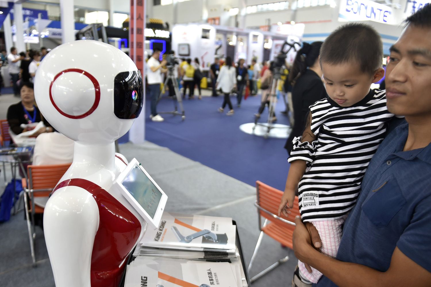 Un modello di robot Xiao Ai esposto alla fiera della tecnologia di Shenyang, in Cina