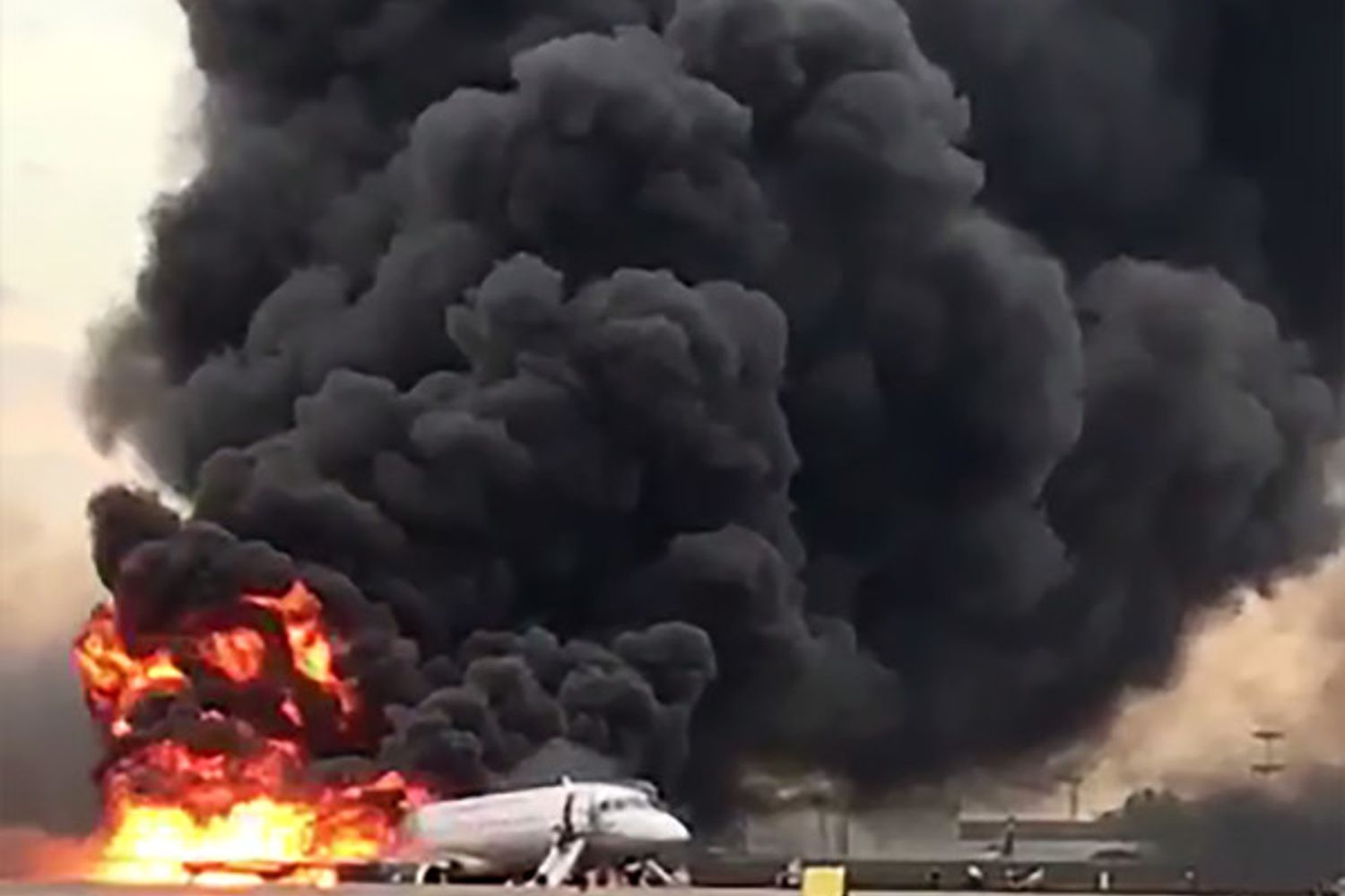 L'aereo in fiamme a Mosca