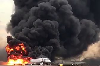 L'aereo in fiamme a Mosca