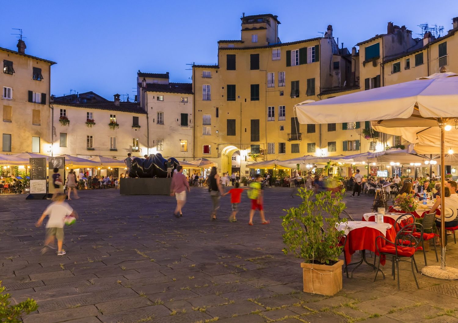 Piazza dell'Anfiteatro a Lucca