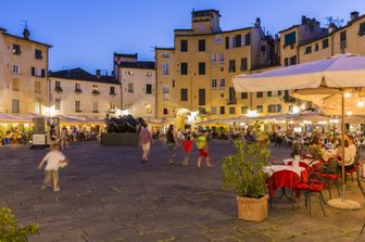 Piazza dell'Anfiteatro a Lucca