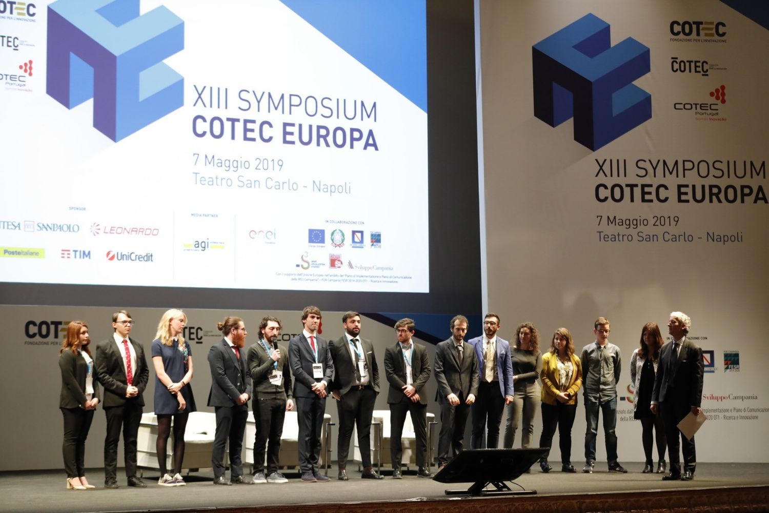 I rappresentanti dei 12 gruppi vincitori dell'HackGov sul palco del Teatro San Carlo di Napoli