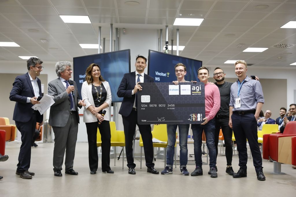 La premiazione del gruppo WS, effettuata da Mauro Fratarcangeli, Responsabile ICT services client management di Agi