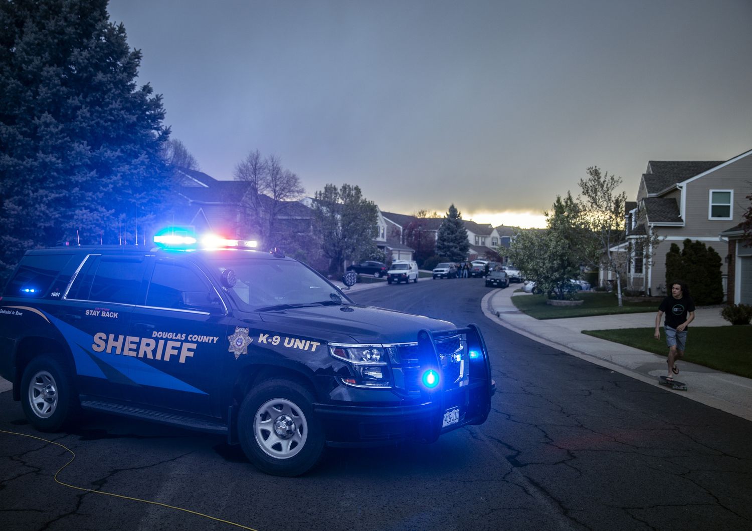 Un'auto della polizia davanti alla scuola di Denver in cii &egrave; avvenuta la sparatoria