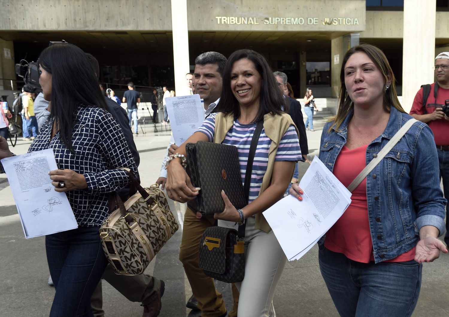 Mariela Magallanes, al centro, com le deputate dell'opposizione venezuelana Amelia Belisario e Melva Paredes&nbsp;
