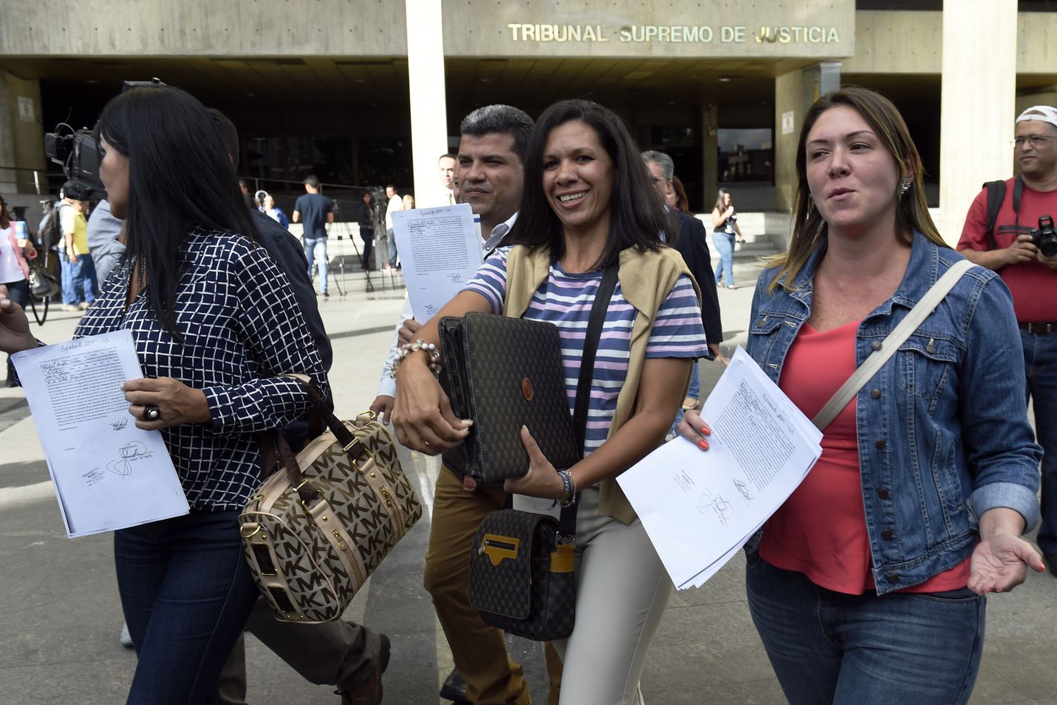 Mariela Magallanes, al centro, com le deputate dell'opposizione venezuelana Amelia Belisario e Melva Paredes&nbsp;