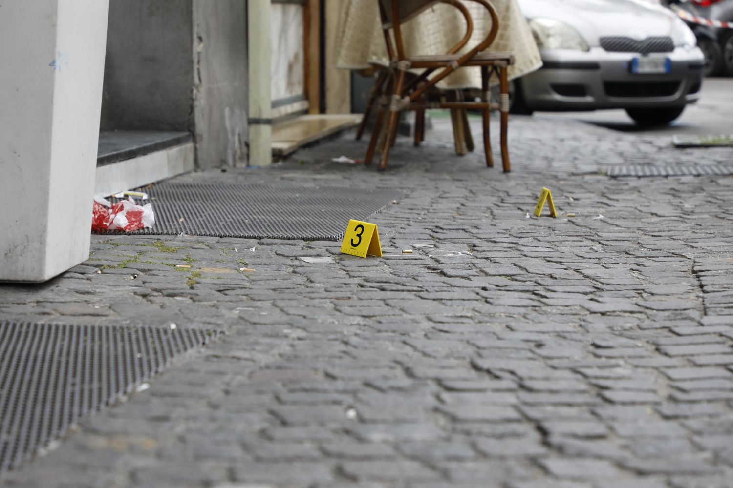 Rilievi sul luogo della sparatoria a Napoli dove &egrave; stata ferita a un polmone una bimba di 4 anni