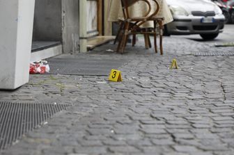 Rilievi sul luogo della sparatoria a Napoli dove &egrave; stata ferita a un polmone una bimba di 4 anni