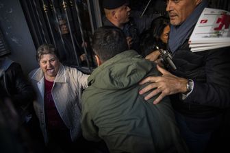 Il presidio davanti alle case popolari di Casalbruciato