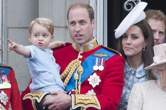 Baby George indica la strada al padre William e alla madre Kate (Patrick Van Katwijk/Dpa/AFP)