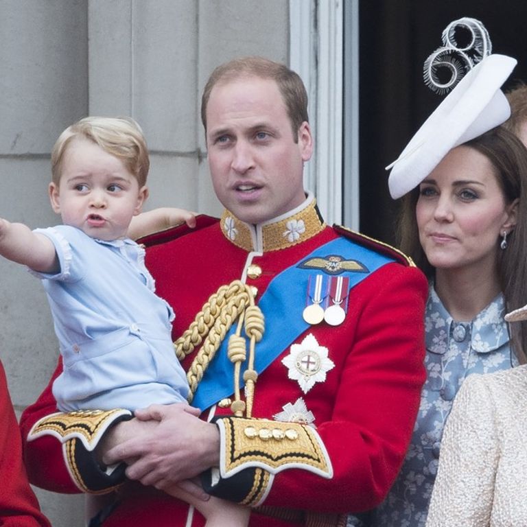 Baby George indica la strada al padre William e alla madre Kate (Patrick Van Katwijk/Dpa/AFP)