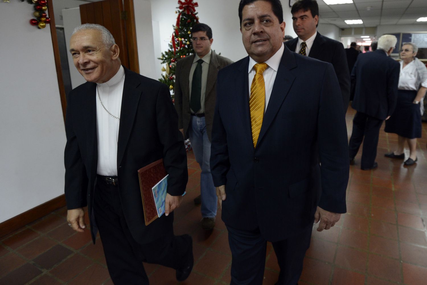 Edgar Zambrano (con la cravatta gialla)