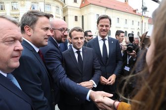 Il premier danese Lars Lokke Rasmussen; il lussemburghese  Xavier Bettel; il belga Charles Michel; Emmanuel Macron e il premier olandese Mark Rutte