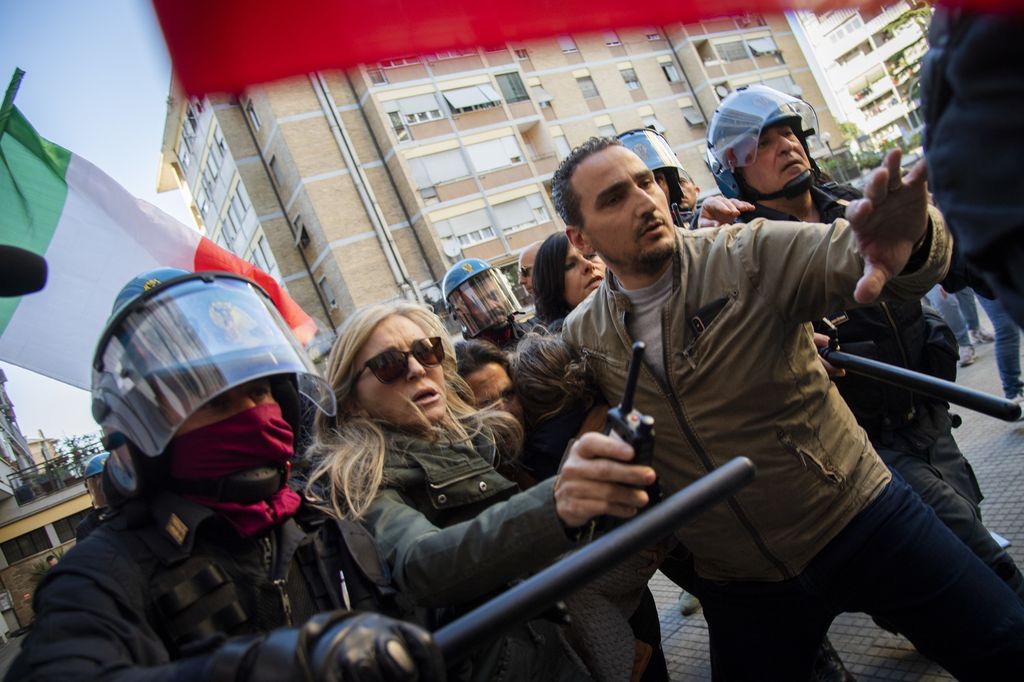 Proteste a Casal Bruciato contro l'assegnazione di una casa popolare a una famiglia rom