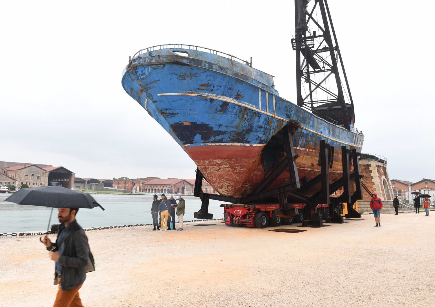 Il relitto del barcone affondato nel 2015 con centinaia di migranti in mostra alla Biennale di Venezia