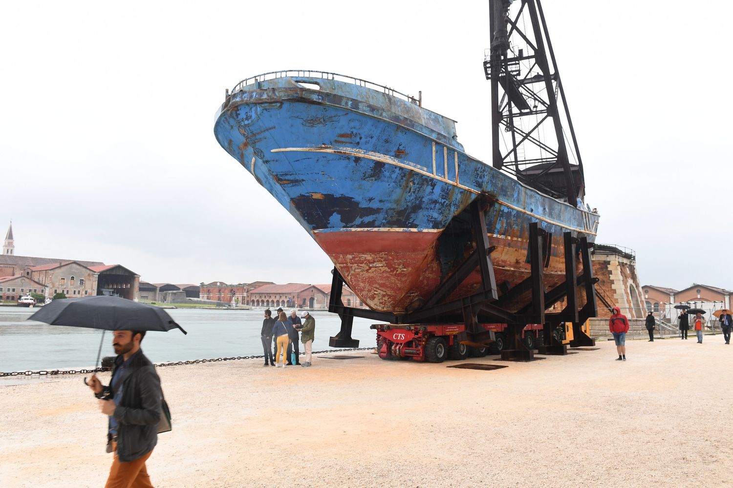 Il relitto del barcone affondato nel 2015 con centinaia di migranti in mostra alla Biennale di Venezia