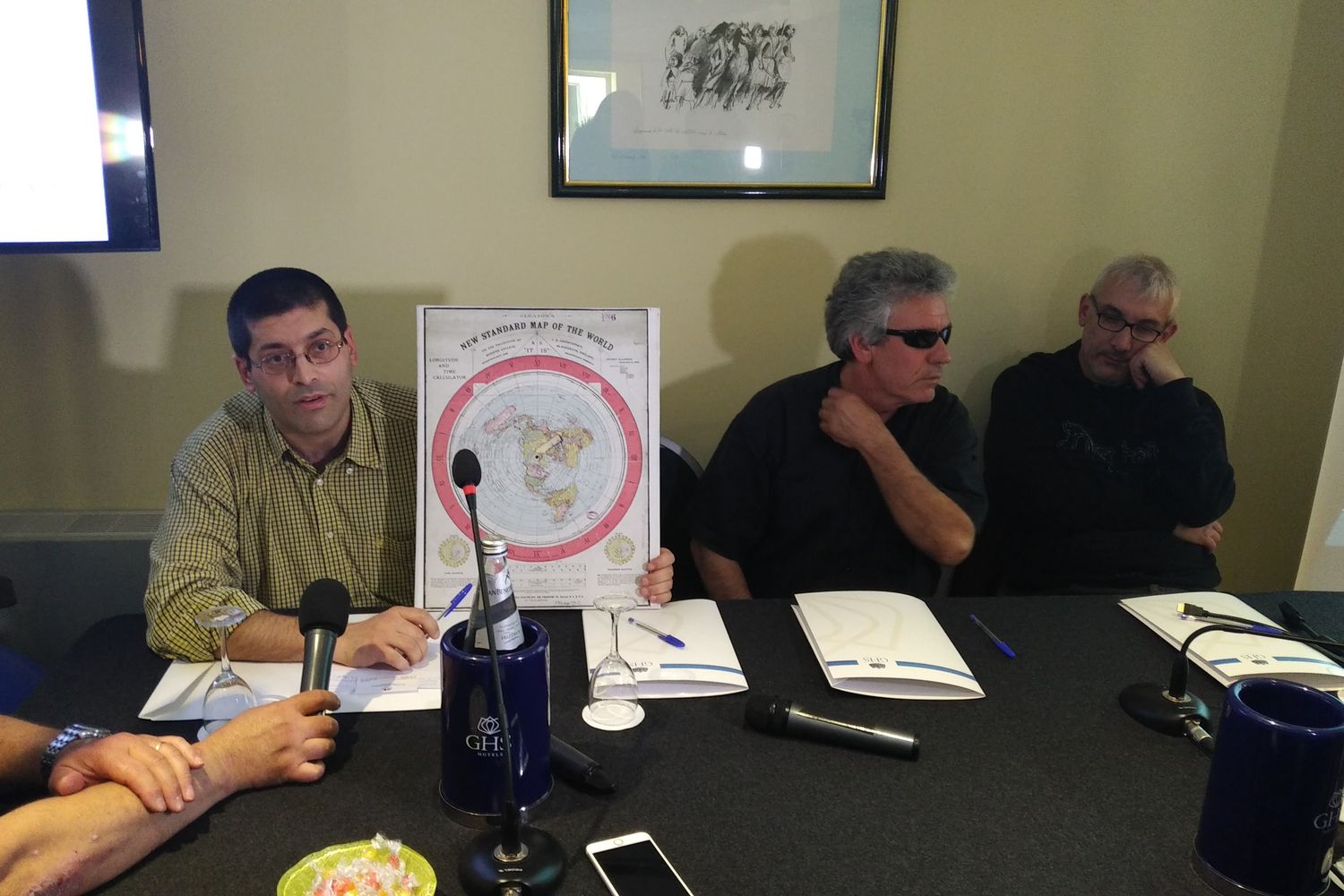 La conferenza stampa dei terrapiattisti a Palermo