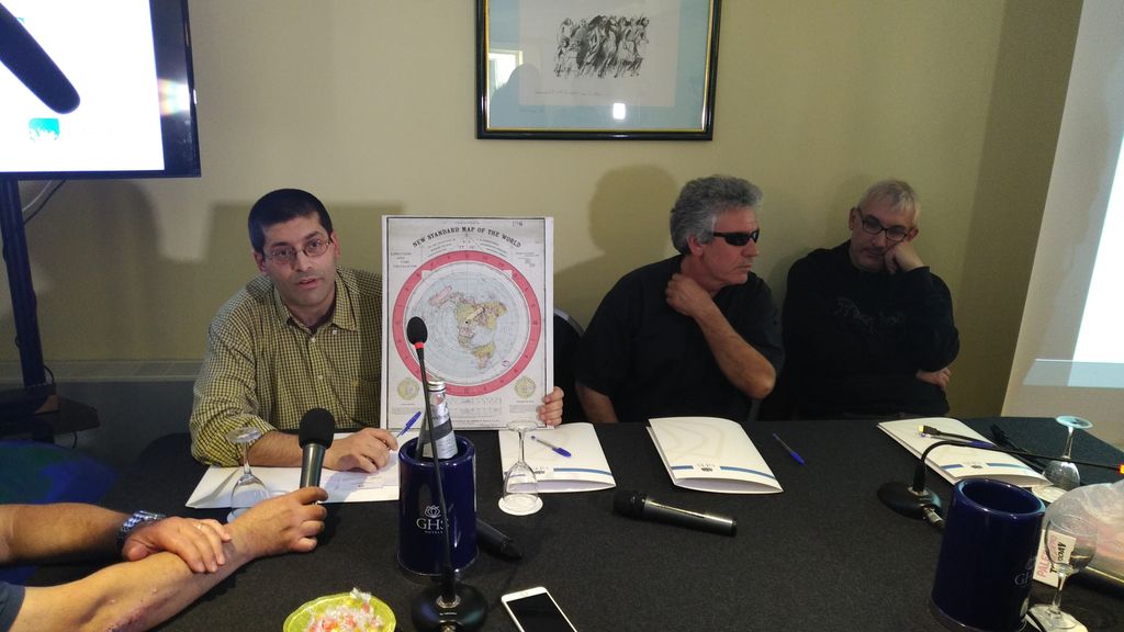 La conferenza stampa dei terrapiattisti a Palermo